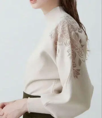 라그나문 숄더 자수 니트 풀오버