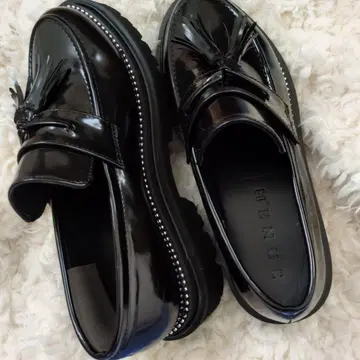 MENUC 프린지 장식 블랙 로퍼