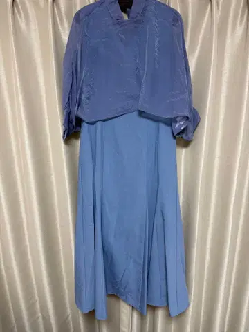 파란색 슬리브리스 롱 원피스와 7부 소매 시스루