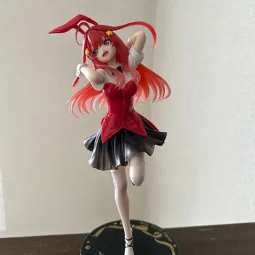 빨간색과 블랙 의상 피규어