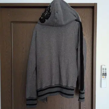 그레이 나비 자수 집업 후드티