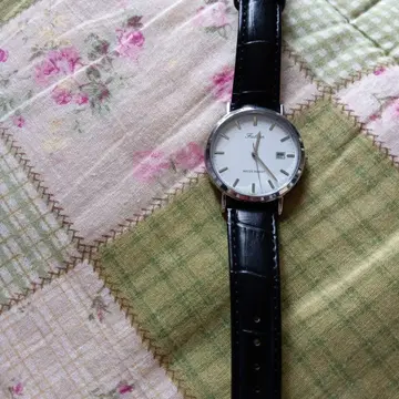 남성용 포멀한 디자인의 손목시계