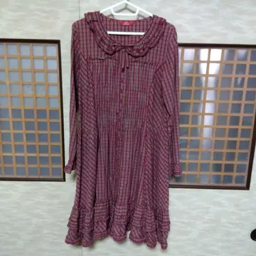 빨간색 체크 무늬 프릴 원피스