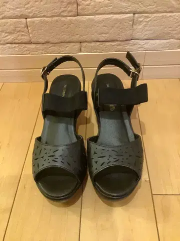 컷 아웃 디자인 블랙 샌들