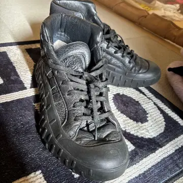 Y-3 블랙 하이컷 스니커즈