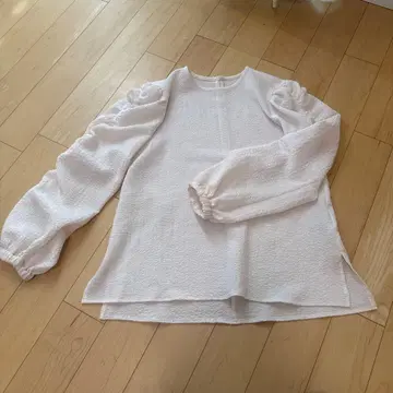 TIARA 화이트 긴팔 블라우스