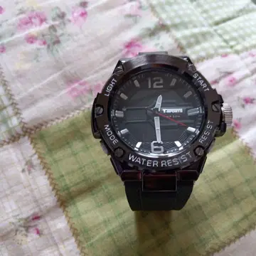 투박한 손목시계