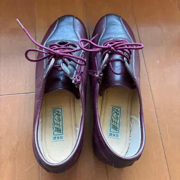 지퍼 달린 버건디 로퍼