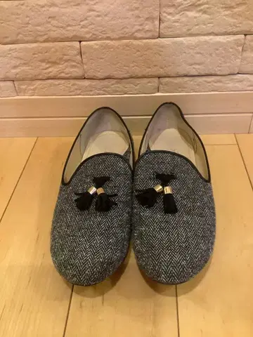 그레이 계열 트위드풍 태슬 플랫슈즈