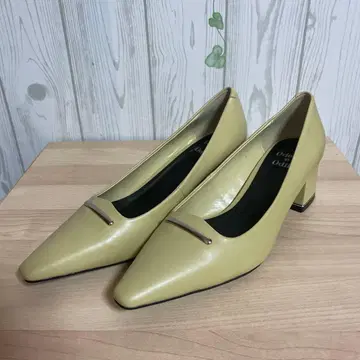 ODETTE E ODILE 메탈 바 펌프스 라임 합성 피혁 23.5cm