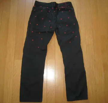 TOMMY HILFIGER(타미힐피거)의 치노 팬츠 별 스타 자수