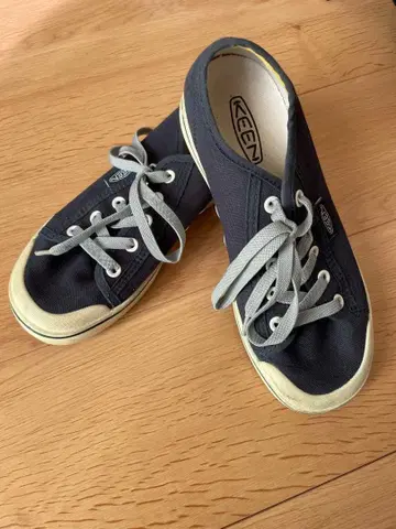 KEEN 네이비 스니커즈