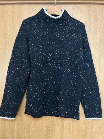 ISSEY MIYAKE 블랙 스파클 하이넥 스웨터