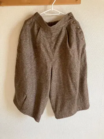 브라운 캐주얼 팬츠 버튼 포함