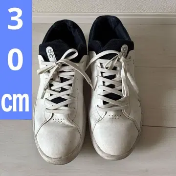 on 온 화이트 합성 피혁 로우컷 스니커즈