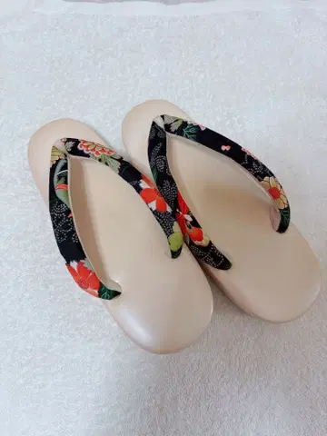 조리 블랙과 레드 꽃무늬