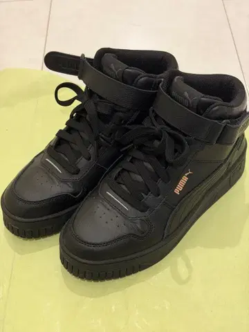 PUMA 블랙 하이컷 스니커즈 24.5cm