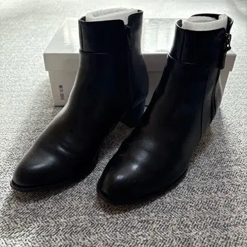 블랙 가죽 부티 중간 힐 사이드 지퍼