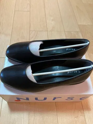 NURSE 블랙 슬립온 펌프스