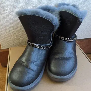 앤 클라인 블랙 어그 부츠