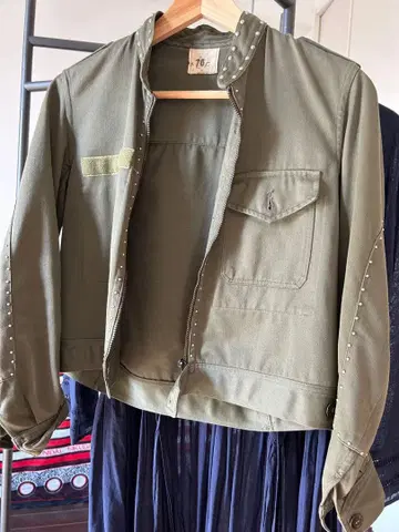No.11 스터드 장식 올리브 밀리터리 자켓