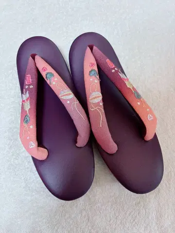 보라색 조리 자수 디자인