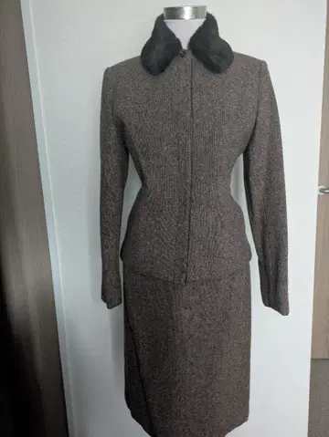 브라운 울 혼방 퍼 포함 셋업 트위드풍