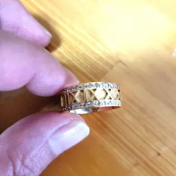 골드링 장식 포함