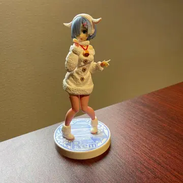 렘 피규어 화이트 코트