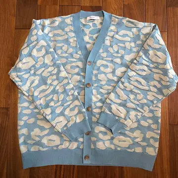 INHERIT 스카이블루 레오파드 무늬 가디건