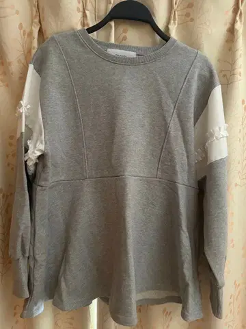 [ 미사용 새상품 ] TRANOI. 그레이 프릴 부착 트레이닝복