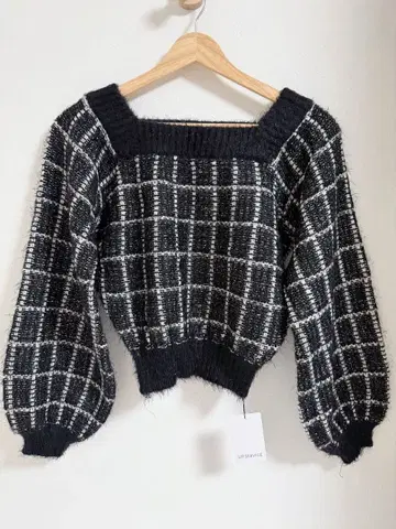 체크 무늬 벌룬 슬리브 니트 스웨터