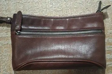 후지타카 브라운 가죽 클러치백 스트랩 포함