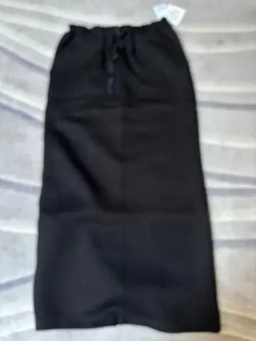 차고 오브 굿 클로징 종이상자 소재 롱 타이트 스커트 블랙