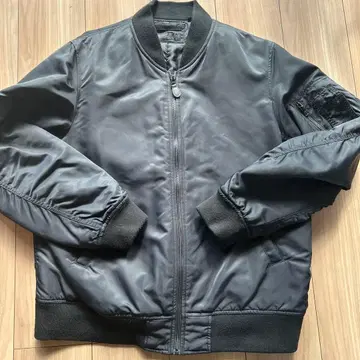 유니클로 블랙 점퍼