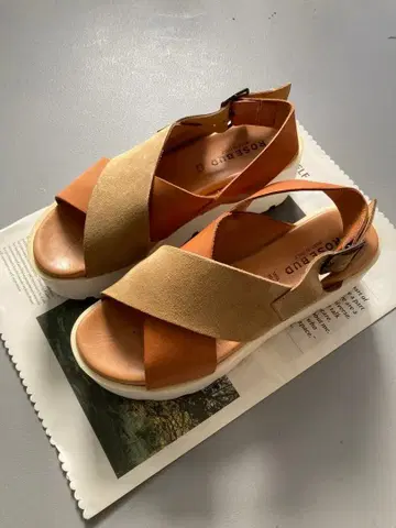 ROSE BUD 로즈버드 통굽 크로스 스트랩 샌들 브라운 이탈리아제