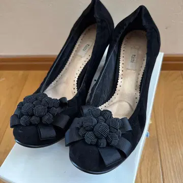 pitti 코사지 펌프스 스웨이드 블랙 23.5cm