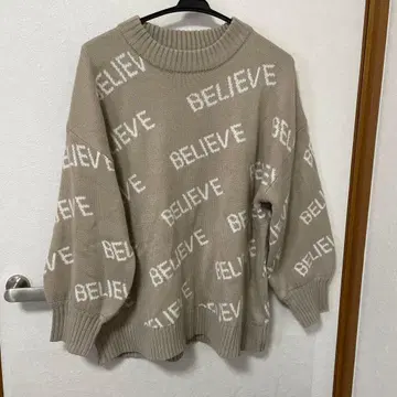 BELIEVE 로고 니트 스웨터 베이지