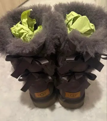 다크 그레이 리본 포함 어그 부츠