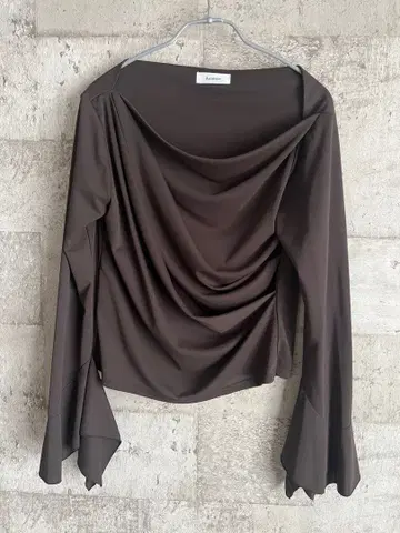 aimeine 에메인 드레이프 넥 커프스 슬리브