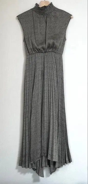 SNIDEL 슬리브리스 플리츠 롱 원피스