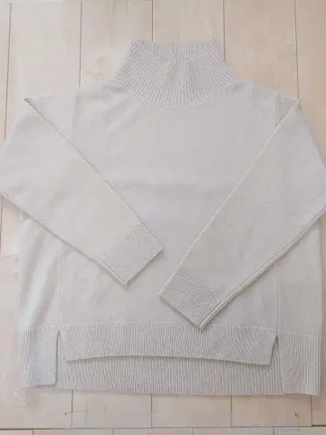아이보리 하이넥 니트 스웨터