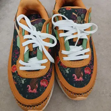 PUMA 플라워 패턴 스니커즈 Liberty