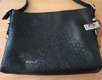 desigual 엠보싱 꽃무늬 숄더백