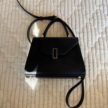 블랙 숄더백 골드 금장 장식 포함