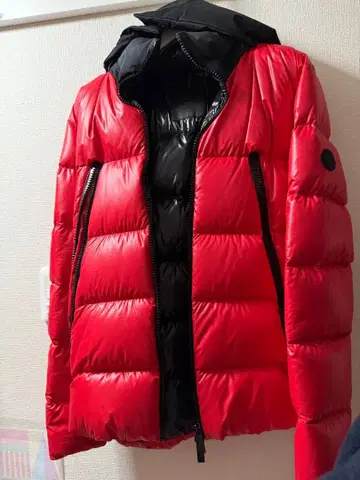 MONCLER 후드 부착 레드 다운 자켓 미사용품