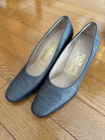 페라가모 그레이 스틸레토 중간 굽