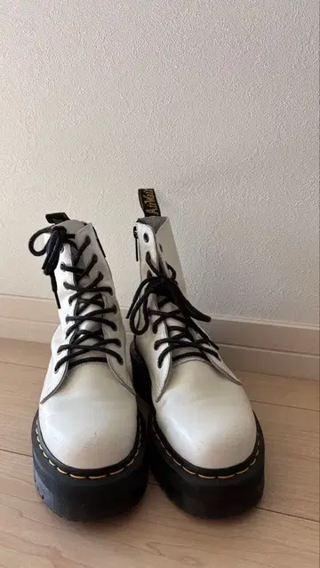 닥터마틴 JADON 8홀 통굽 부츠 화이트 스티치 UK4