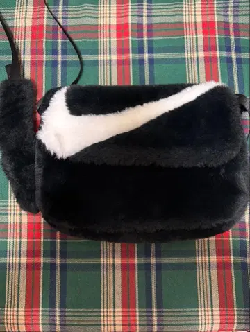 NIKE 퍼 숄더백 블랙