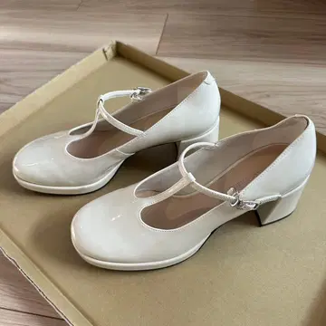 화이트 에나멜 T 스트랩 펌프스